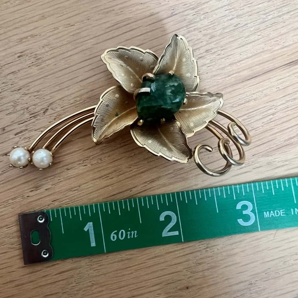 Vintage Jadeite & Imitation Pearl Brooch Pin Floral Design Gold Tone - Image 4