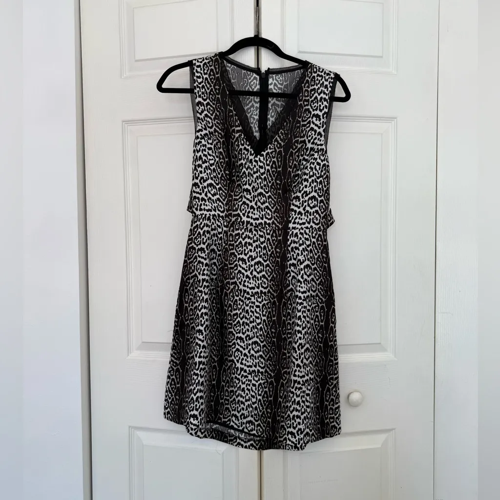 Reiss Stella Leopard Print Silk Black Gray White V-Neck Split Back Size 4 - Image 5