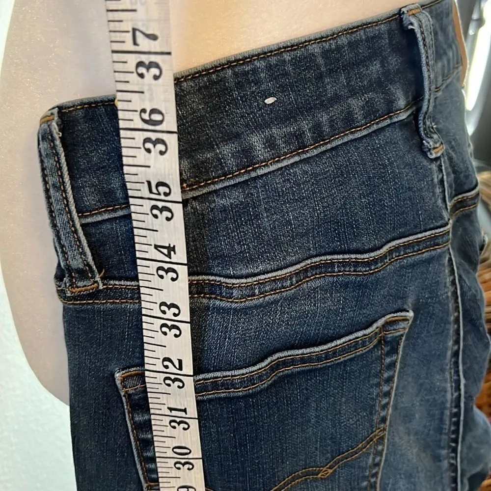 American Eagle size 28x28 Distressed jeans with stretch EUC - Image 4