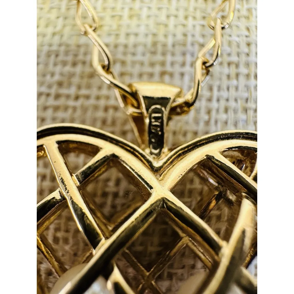 Avon Gold Tone Large Puffy Caged Capture ur Heart w/Faux Pearls Pendant Necklace - Image 5