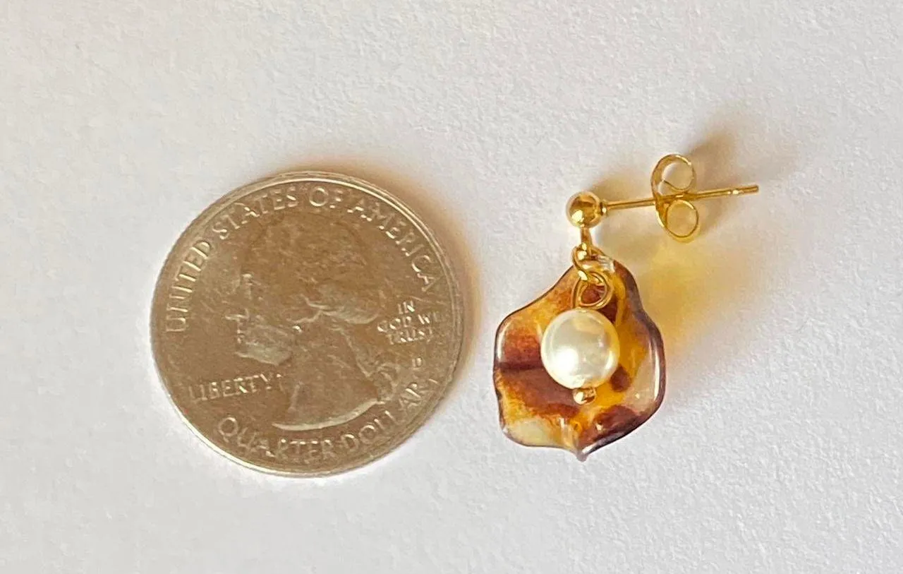 Handmade cute retro chic Tortoiseshell flower petal & glass pearls dangle earrings🤎 - Image 7