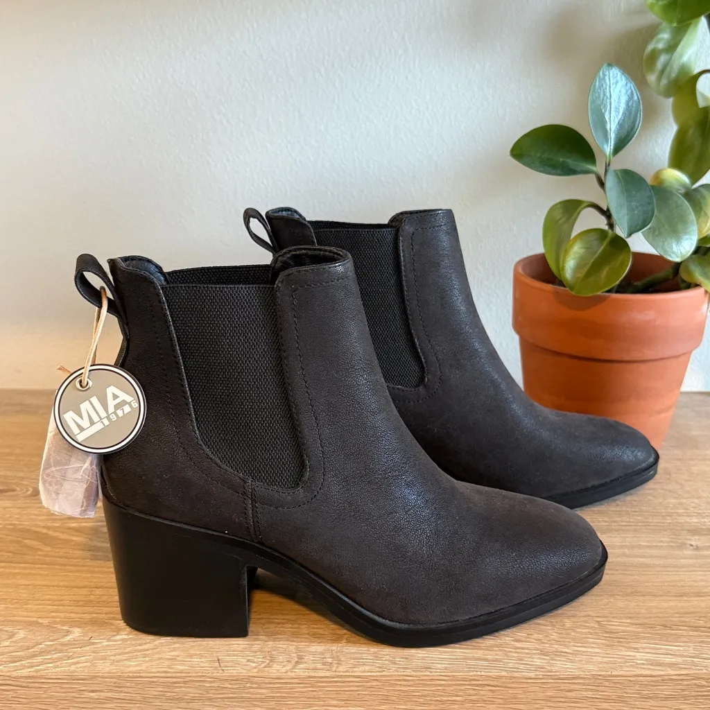 NWT Mia Suede Leather Chunky Block Heel Boots, 6.5 - Image 4