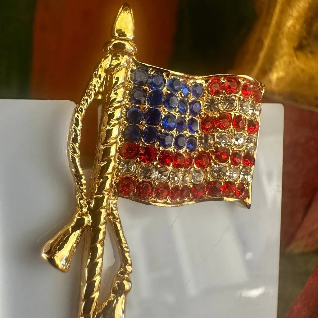 Vintage American Flag Rhinestone Brooch Gold Tone Patriotic Pin - Image 2