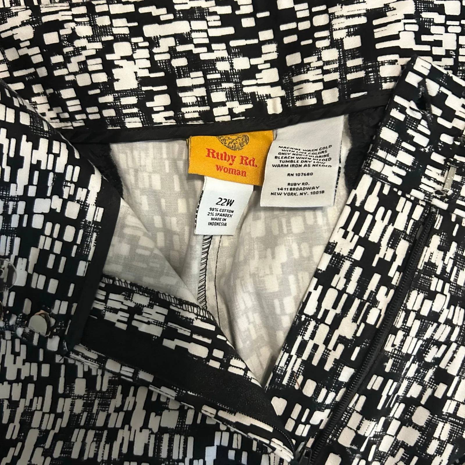 Ruby Rd. Crop Pants Sz 22W Women’s Black White Geometric Design Office Pockets - Image 8