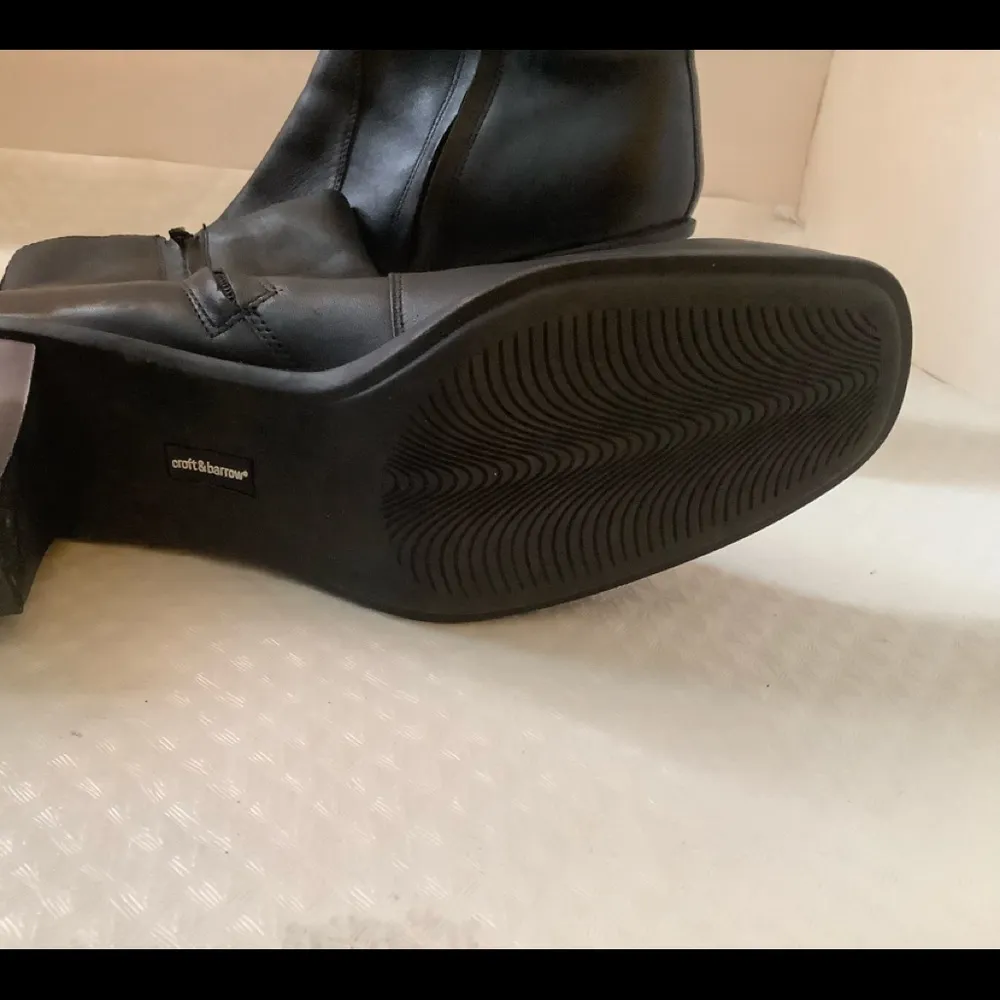 Croft and barrow women’s Alayna black leather block heel zip booties size 10 - Image 6