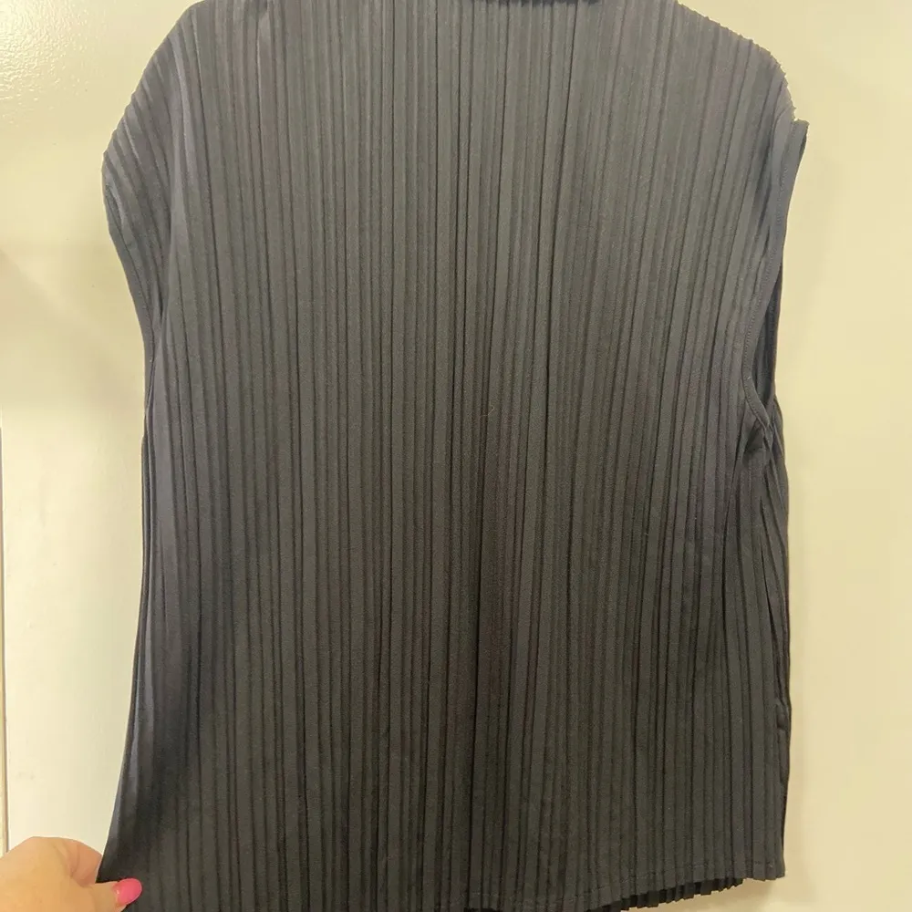 Adriana Papel sleeveless fancy top black pleated so pretty size med - Image 4