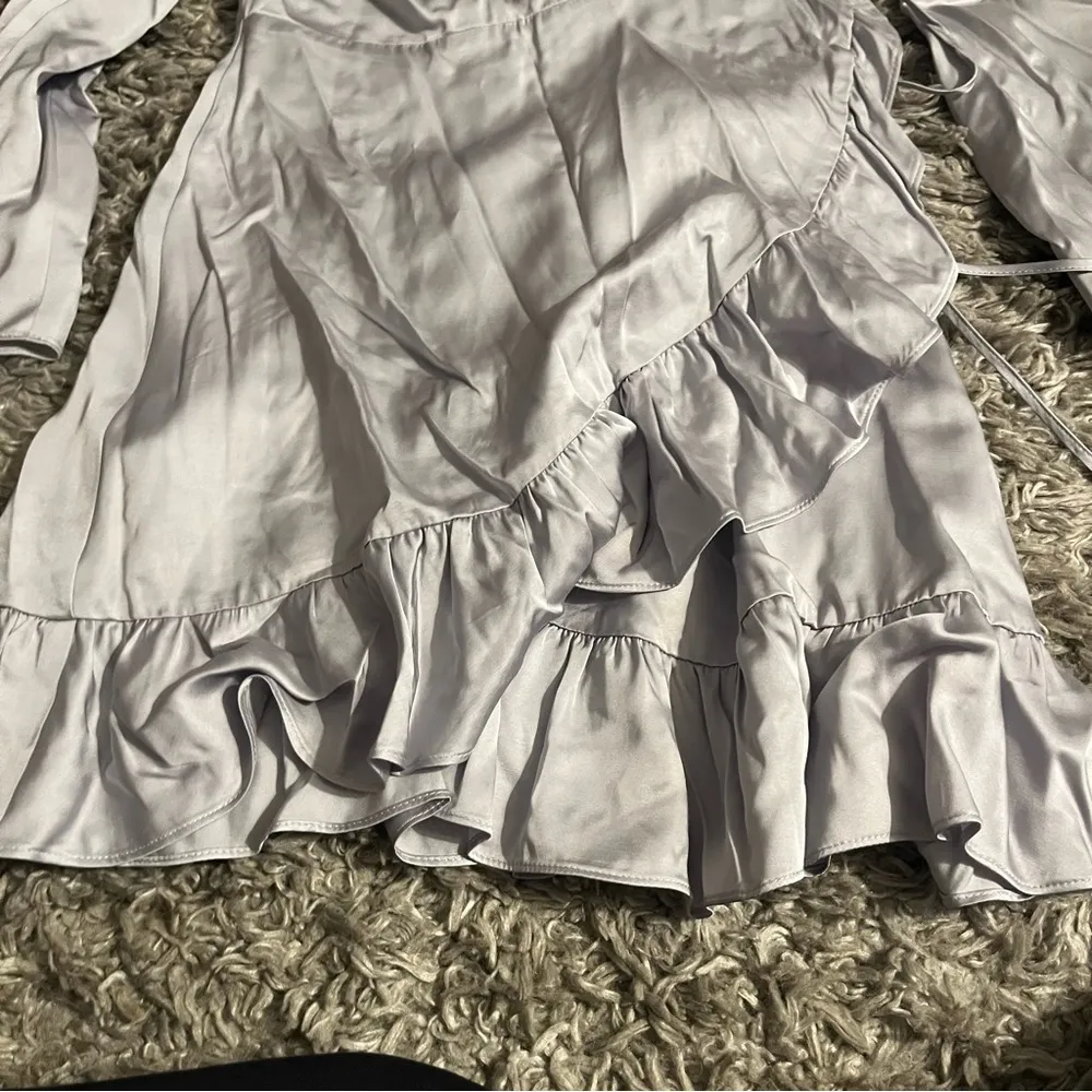 Aritzia Sunday best silver grey ruffle wrap dress size small - Image 3