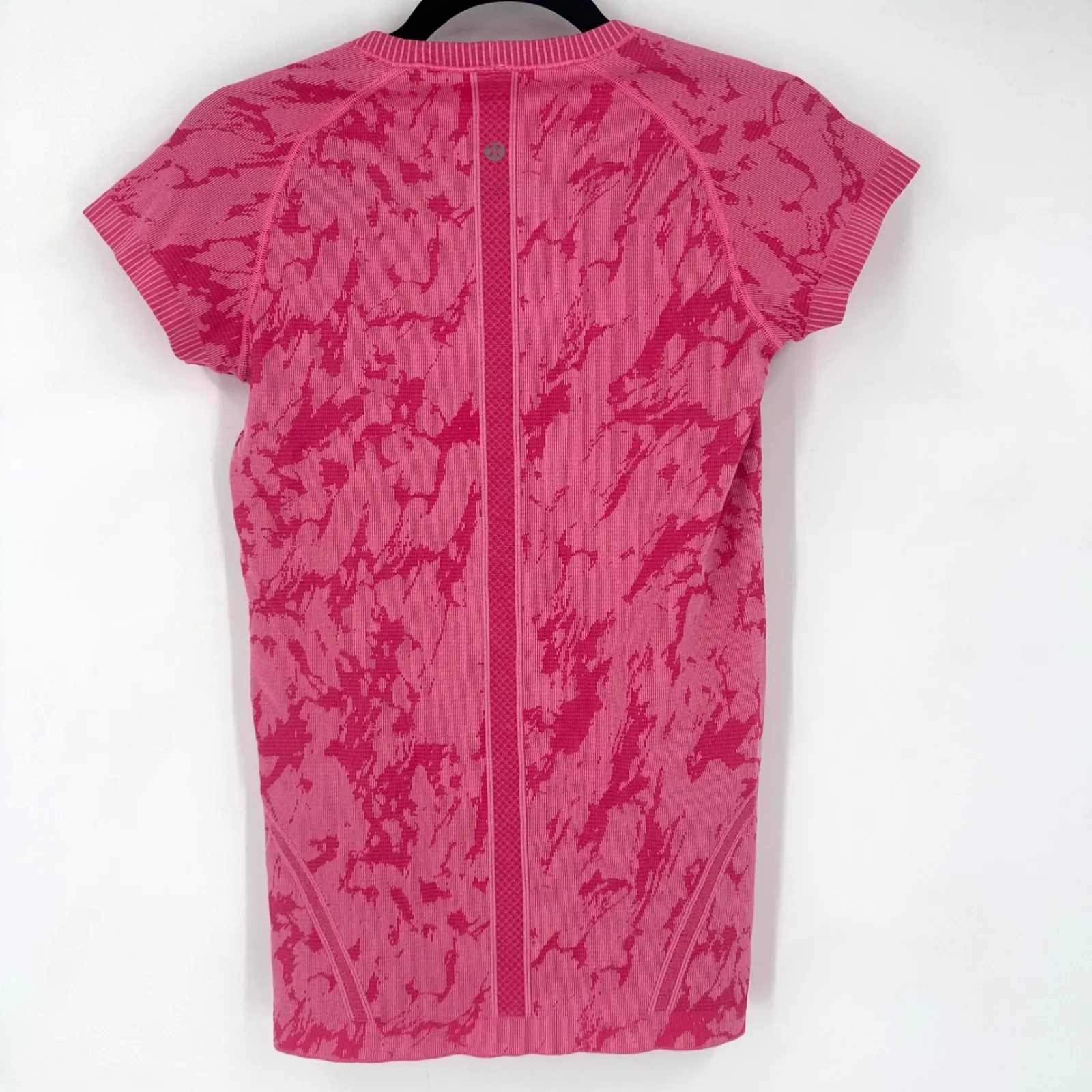 Lululemon Swiftly Tech Short Sleeve Shirt Pink Camo Heathered Bon Bon Size 6 - Image 4