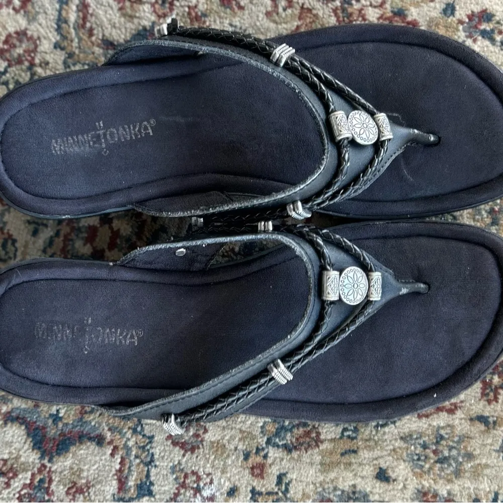 MINNETONKA sandals Black and Silver Sandals with Cushioned Sole 10 - Image 5