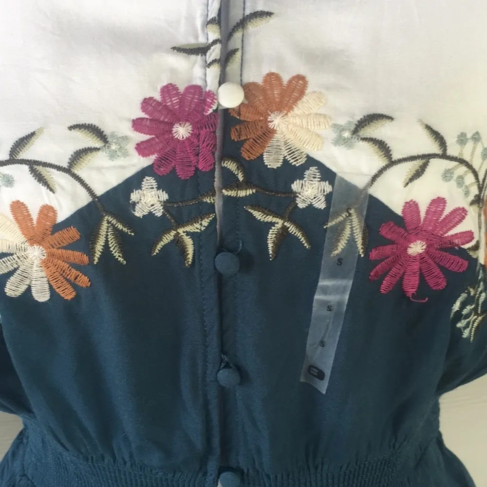 Gimmicks by BKE Floral Embroidered Blouse - Image 3