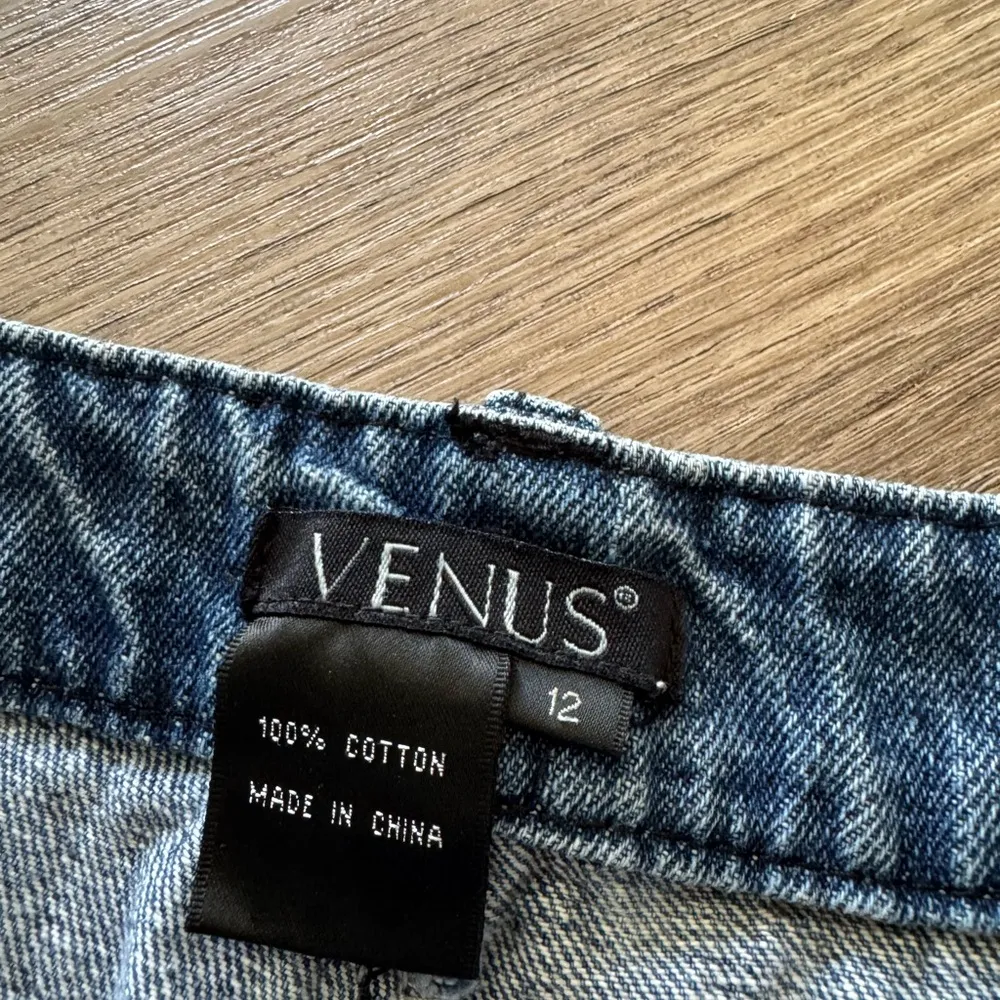 Venus Embroidered Cropped Pocketed Y2K Denim Jeans - Image 3