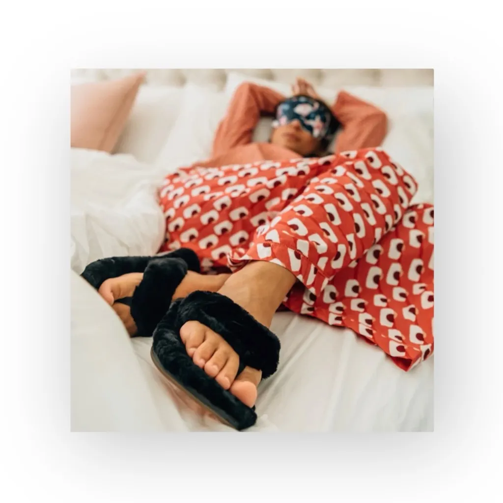 new Olukai ʊ Shearling Fur Outdoor Slipper Thong Sandals ʊ Black 9M ʊ in Box ʊ Size 9 - Image 4