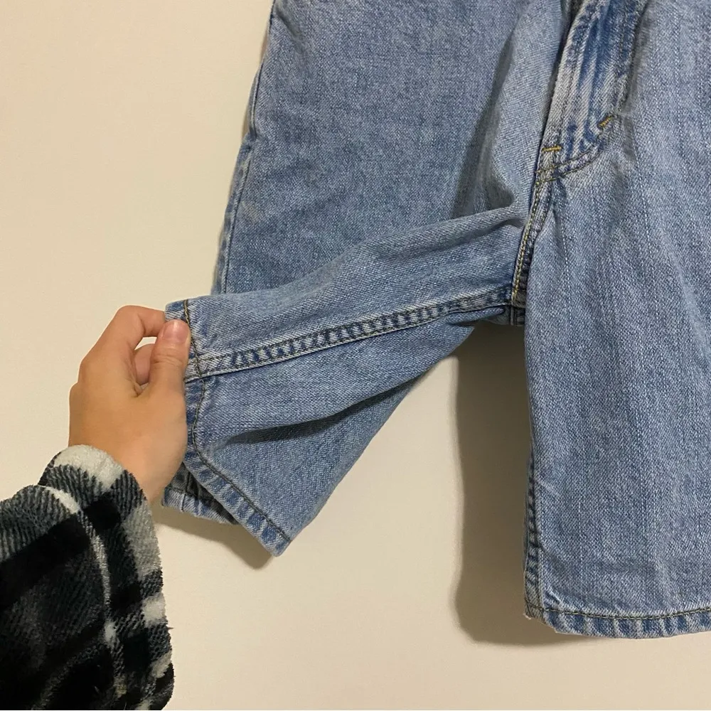 Levi's Light Wash 550 Mom Jean Shorts size 29 - Image 4