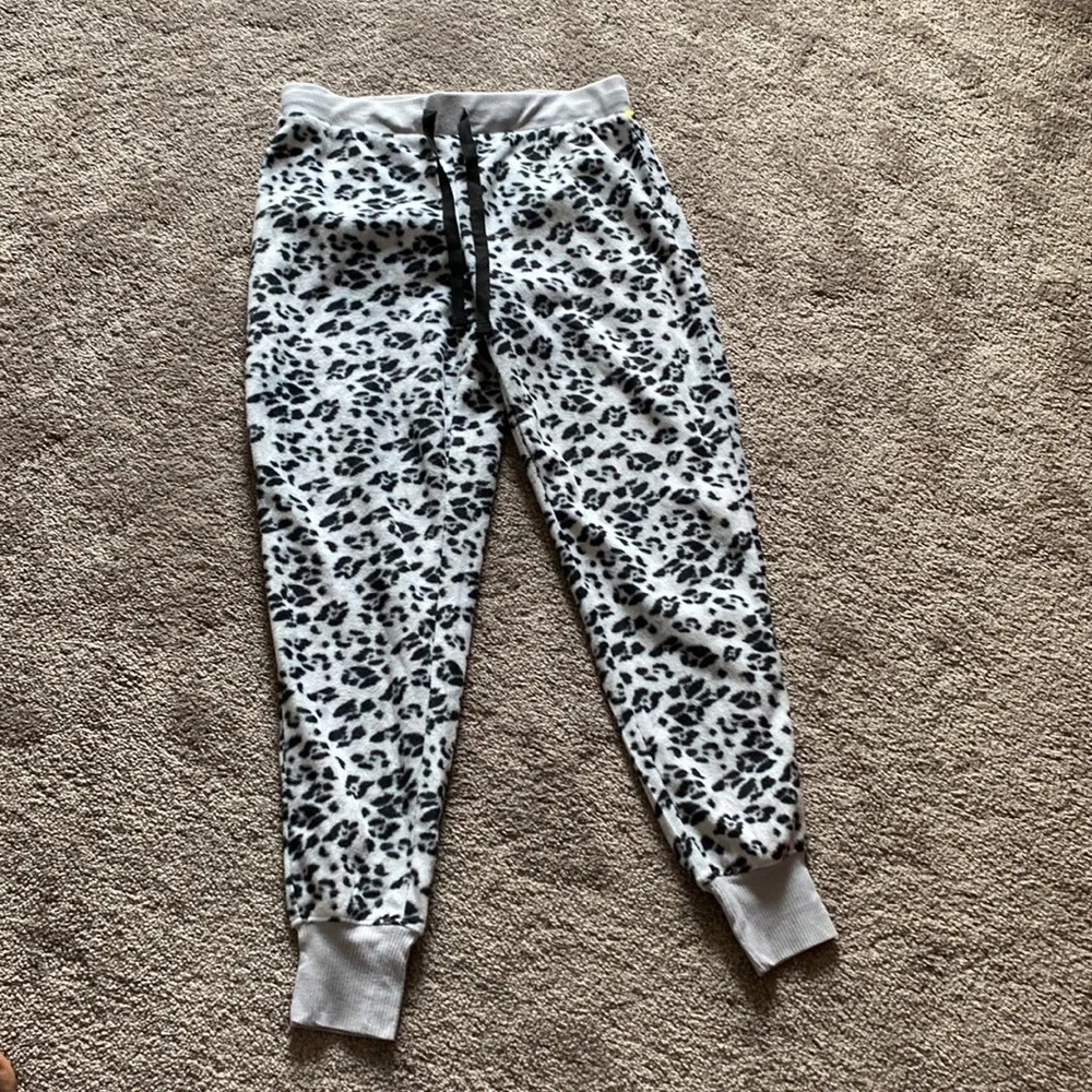 Hotkiss Black & Gray Animal Print Pajama Set SIZE S - Image 5