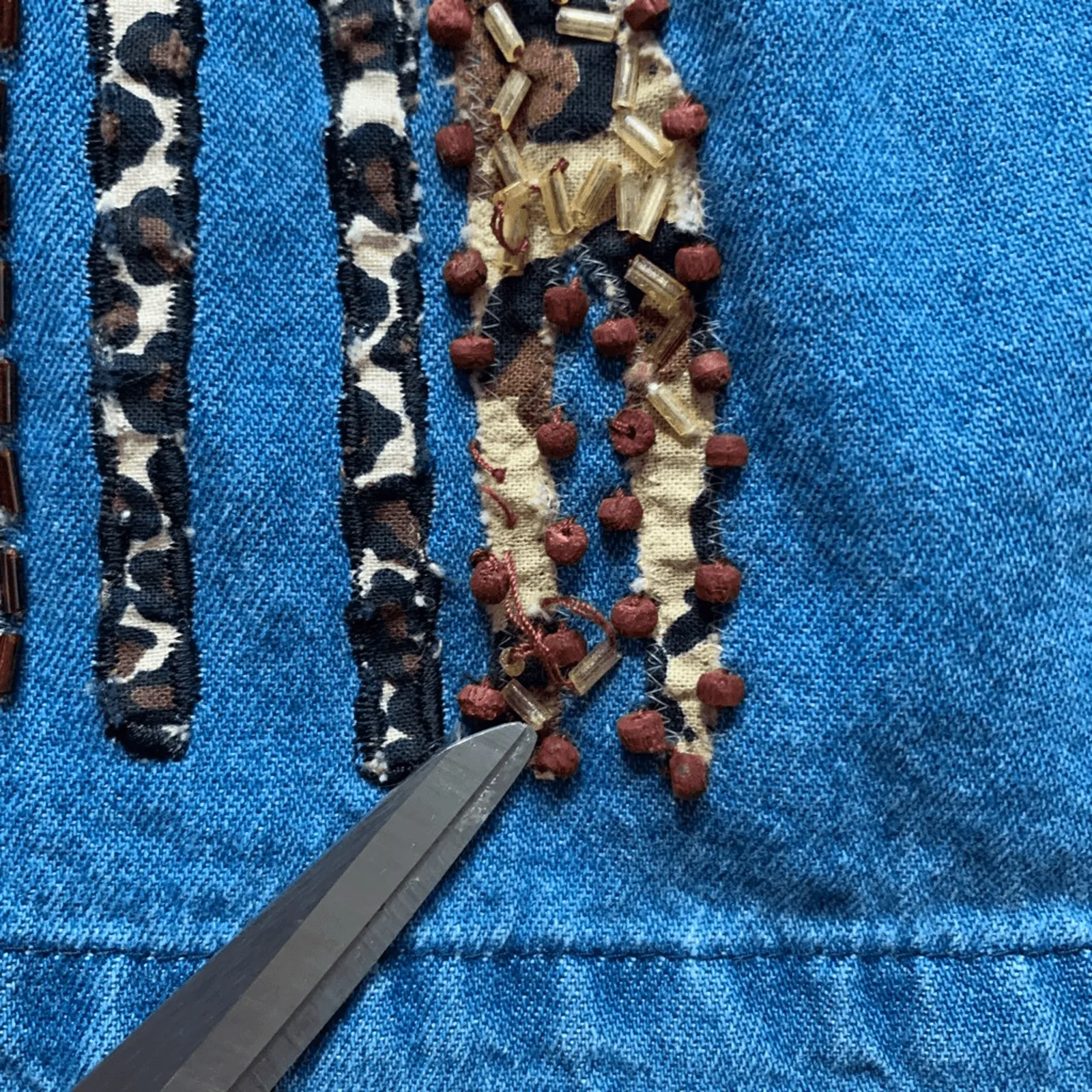 Vintage 90s Chambray Denim Shirt Jacket Giraffe Animal Beaded Safari Print Large Blue - Image 9