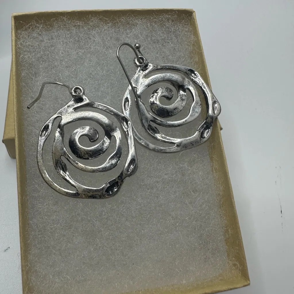 NEW Silver Metal Swirl Vine Engraved Medallion Dangle Pendant Trend Earrings - Image 2