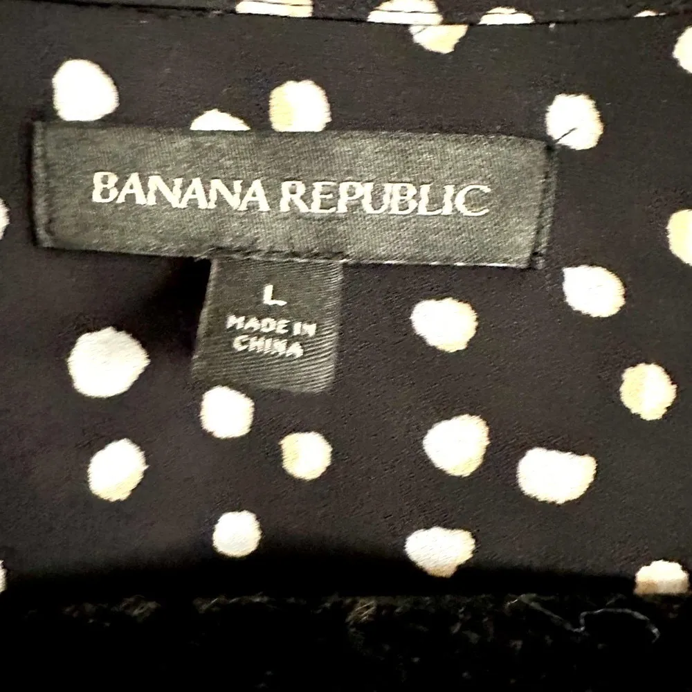 BANANA republic black with white & tan dot tie neck blouse size large - Image 4