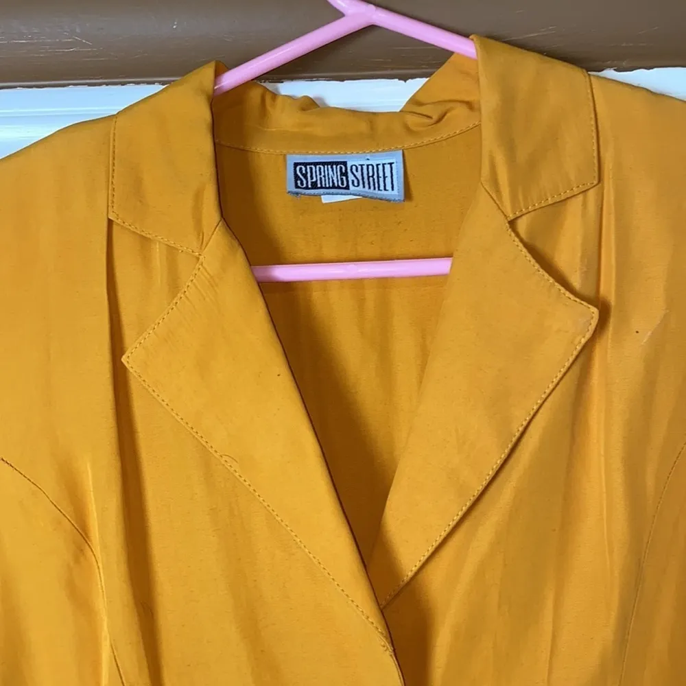 VTG GOLDEN YELLOW BUTTON FRONT HIGH LOW BLAZER BLOUSE - Image 3