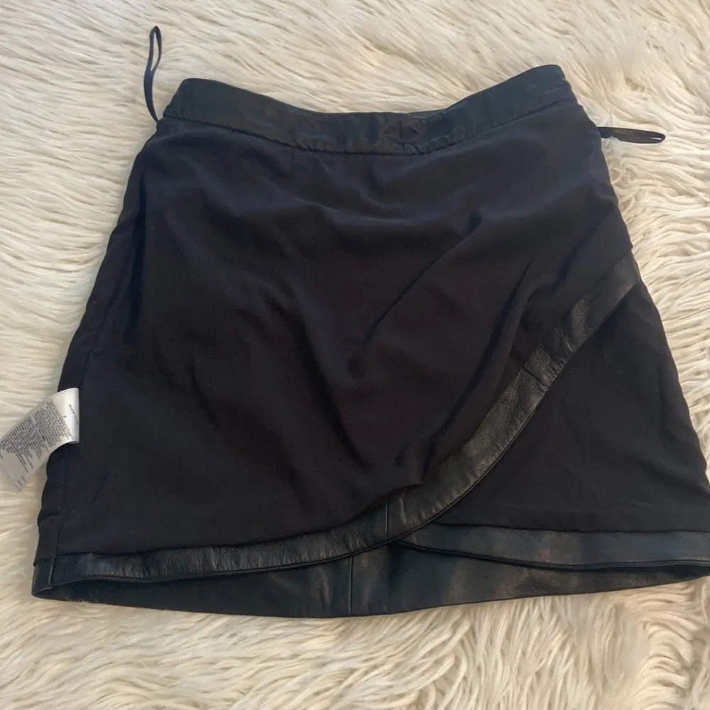 Banana Republic Genuine Lamb Skirt size 0 very soft leather length 16” waist 26” - Image 5
