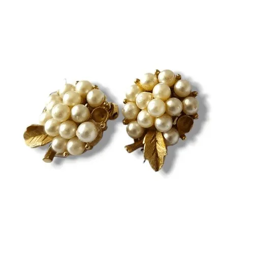 Vintage Chunky Gold Toned Pearly Clip On Leafy earrings Elegant Classy Old money - Image 3