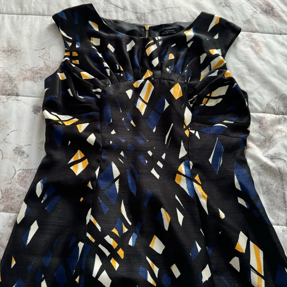 Tahari Arthur S. Levine geometric black structured exposed zipper dress, size 6 - Image 12