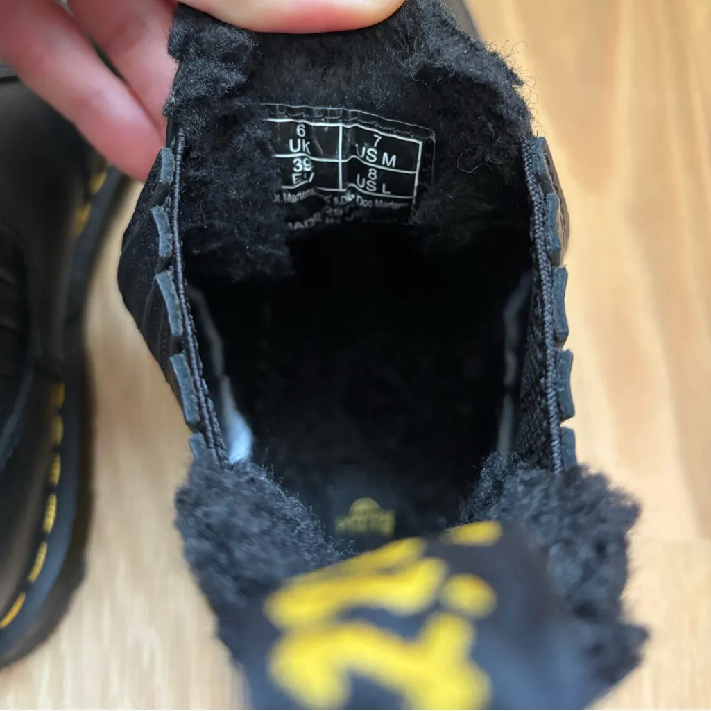 Dr. Martens Grizzly Fleece Lined Chelsea Boots Women’s size 8 or Men’s size 7 - Image 5