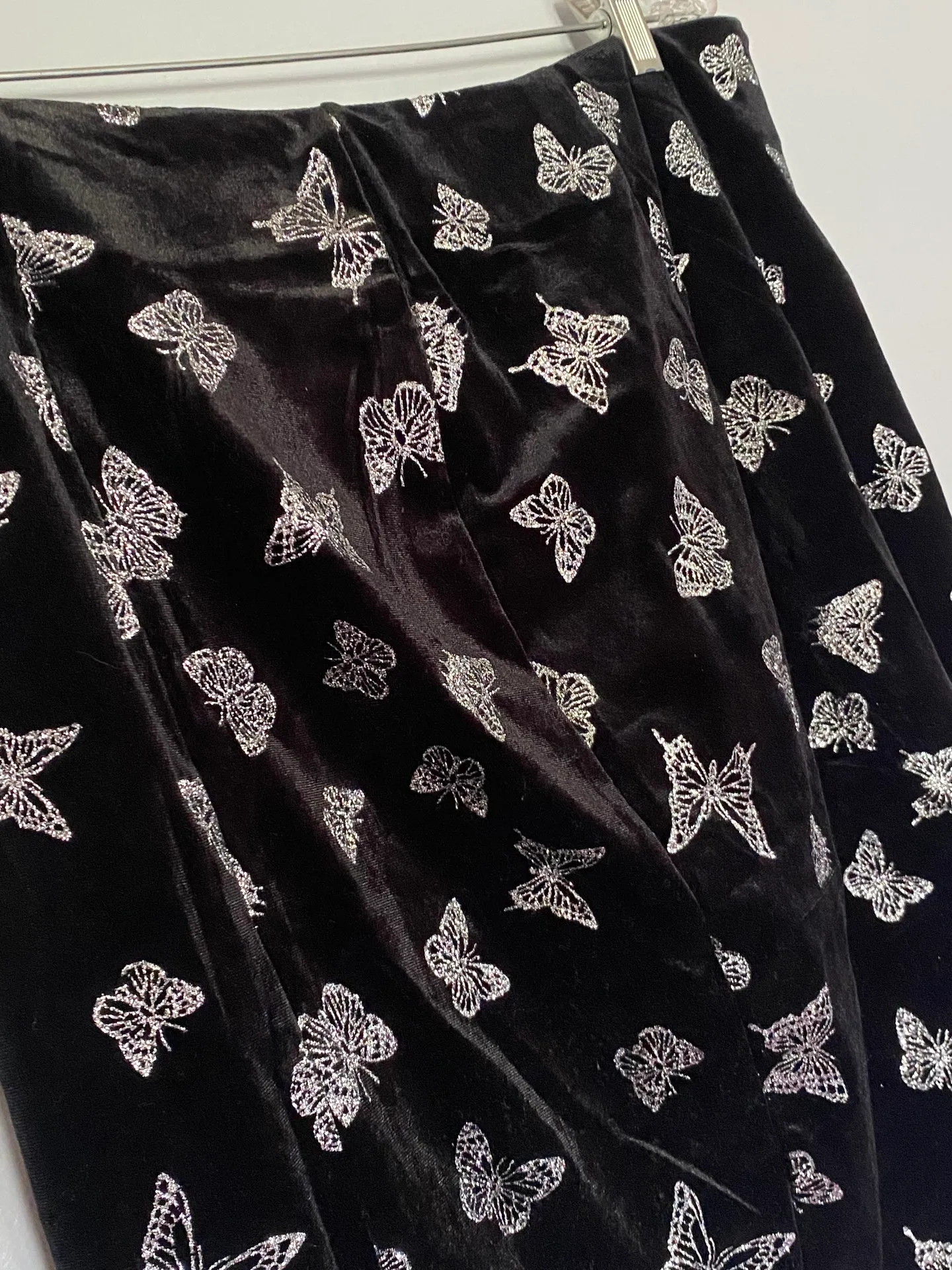 SheIn Allover Butterfly Print Split Hem Velvet Skirt - Image 2