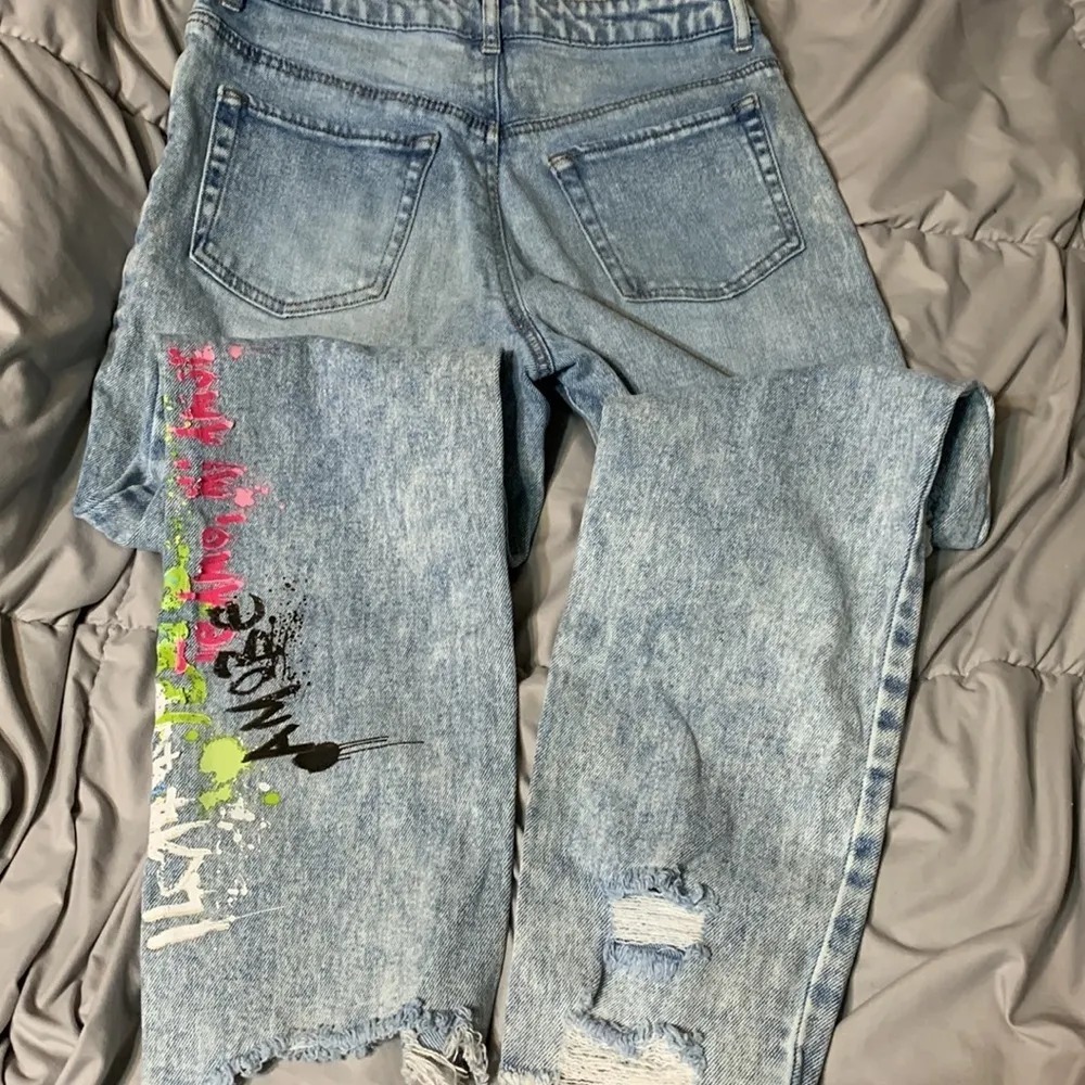 TINSELTOWN Women's size 7 High Rise Mom Jeans Painted Leg Detail Light Wash Blue - Image 9