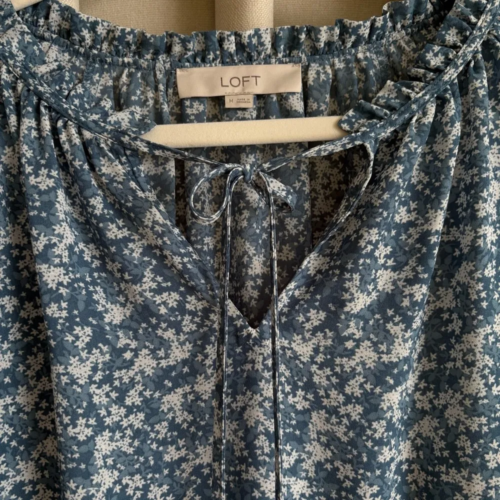 Loft blue floral puff sleeve ruffle blouse - Image 4