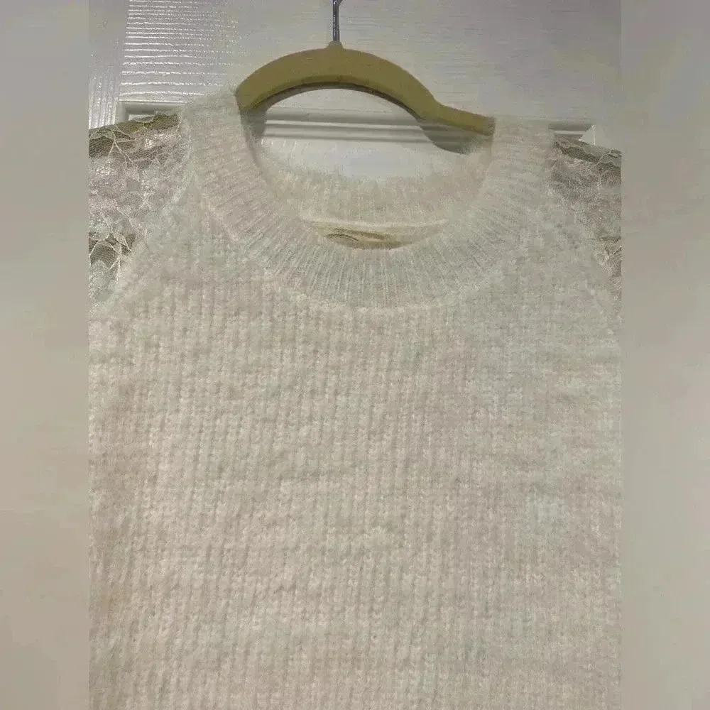 Muche et Muchette Soft Fuzzy Ribbed Cream Sweater Floral Lace Sleeves Size OS - Image 2