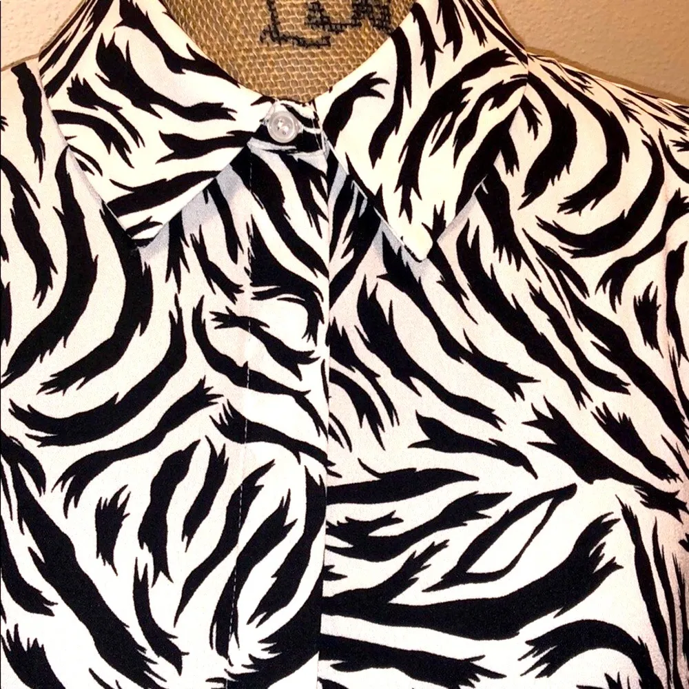 animal print blouse hidden button up size M - Image 3