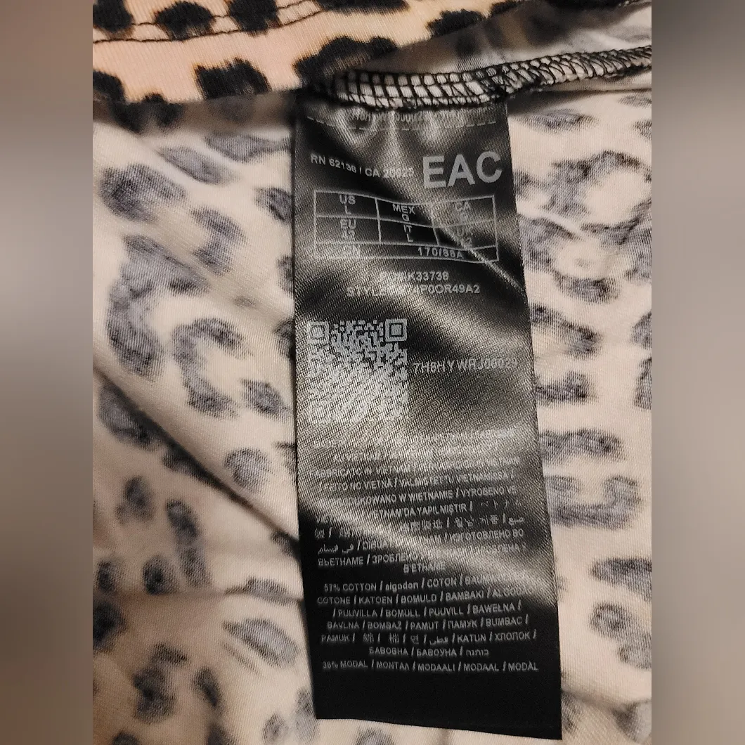 GUESS Women's Long Sleeve Specta Choker Top, Leo camo Natural, Large - Image 8