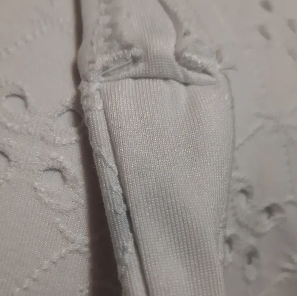 White Eyelet Bikini Top Size 34B - Image 4