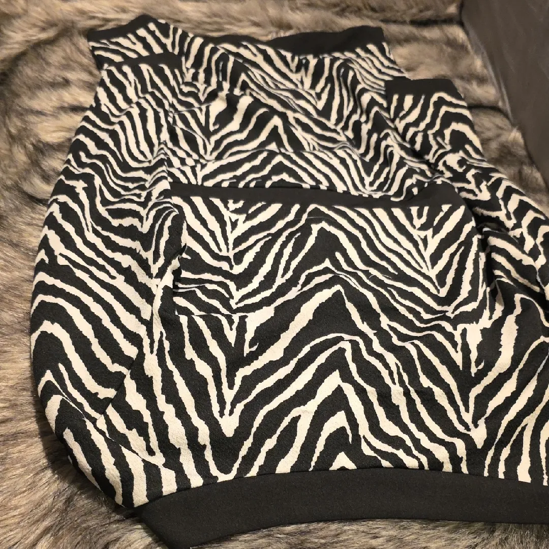 SheIn  Black and White Zebra Pattern Top - Image 6