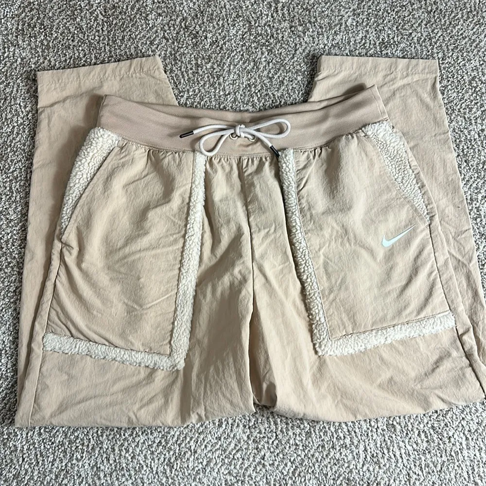 Nike Sportswear Essential Woven High-Rise Pants Sherpa detail - Image 7