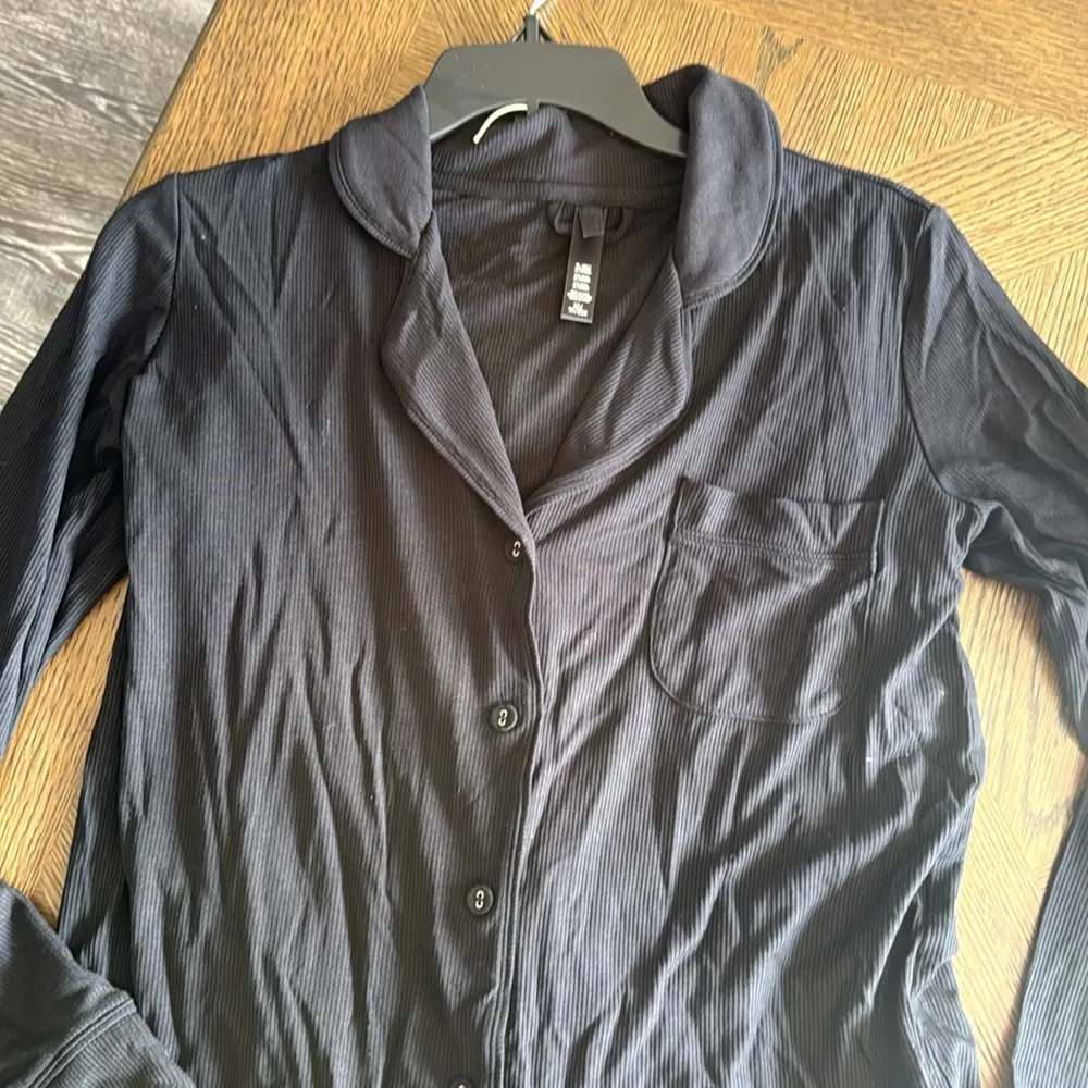 SKIMS SOFT LOUNGE RIB SLEEP SET, BRAND NEW, BLACK, SIZE X-SMALL, $120 - Image 9