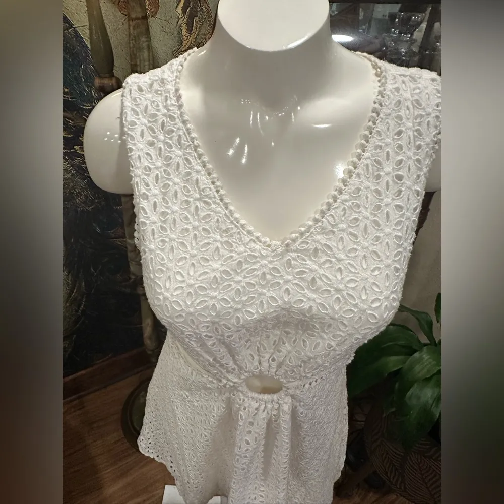 EUC VERSONA WHITE LACE LIKE CUT OUTS  MINI DRESS SLEEVELESS - Image 6
