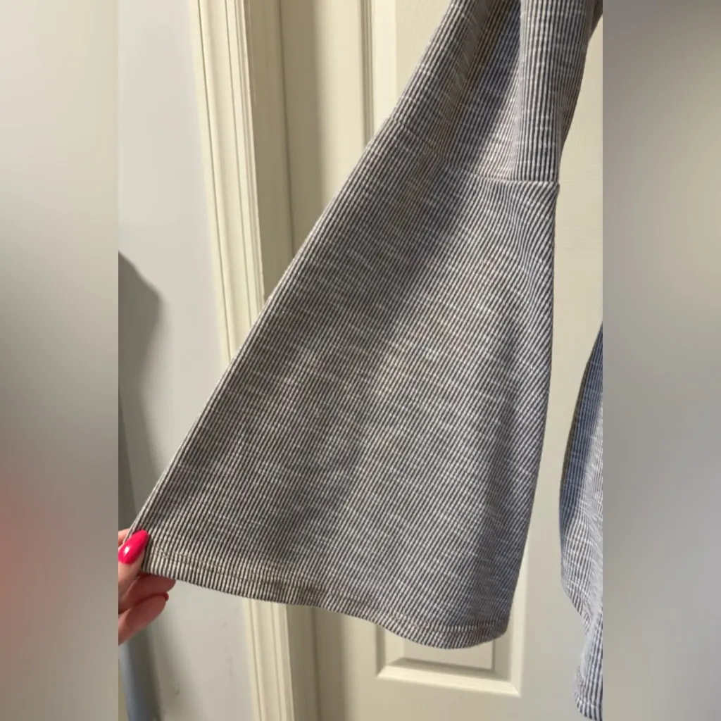 Cozy Casual Bell Sleeve Top Size Medium - Image 6