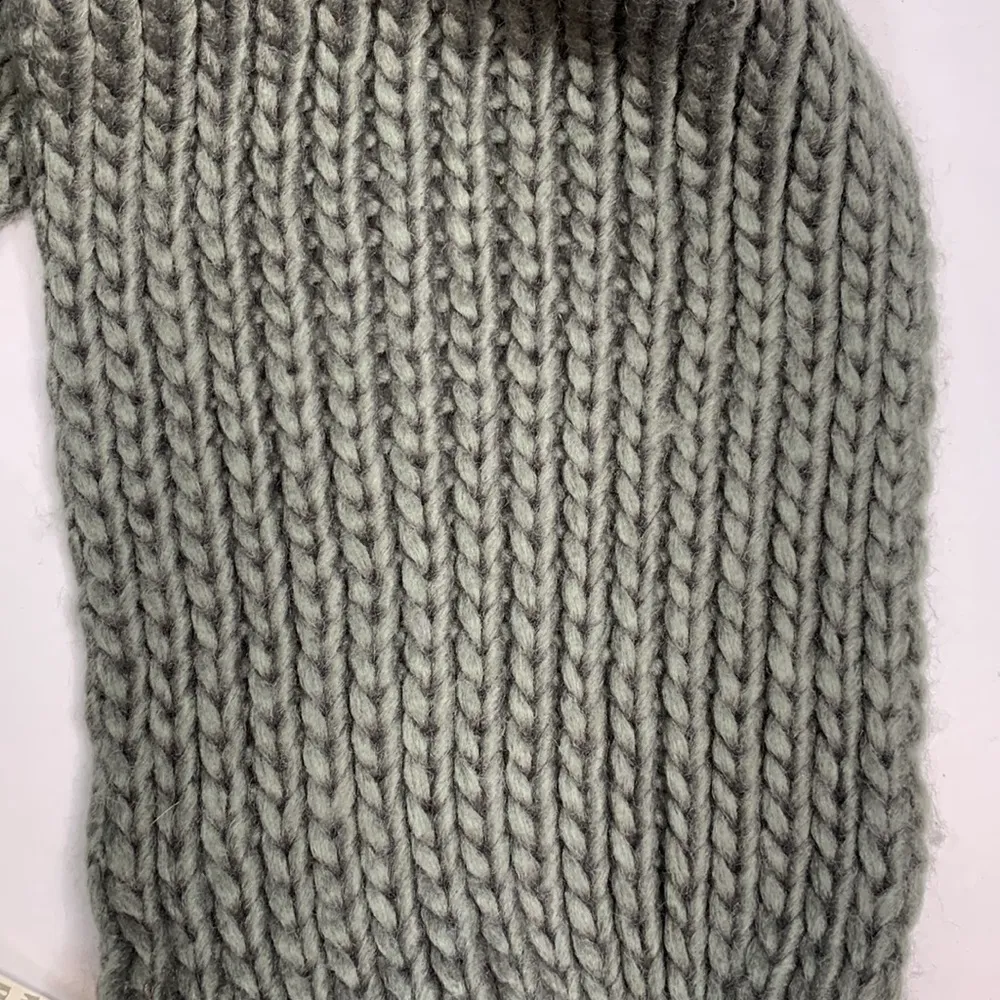 Urban Outfitters Gray Chunky Knit Pompom Scarf New with tag W-110 - Image 7