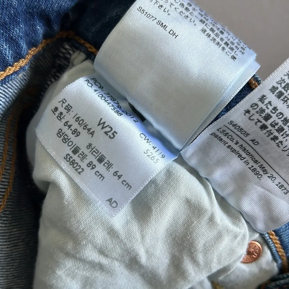 Levi's Premium Denim button Fly Distressed Shorts Denim Jean W25 - Image 6