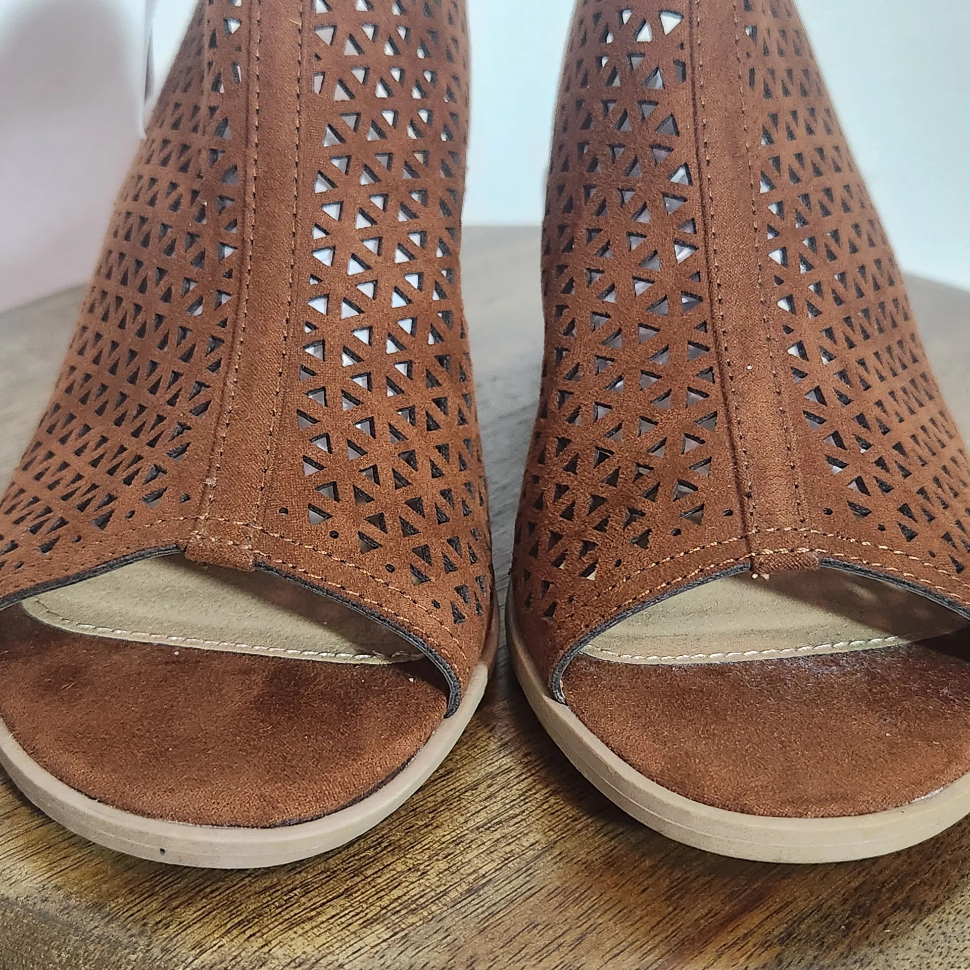 American Eagle Brown Sling Back Open Toe Block Heel Shoes NWT Size 5 Wide - Image 2