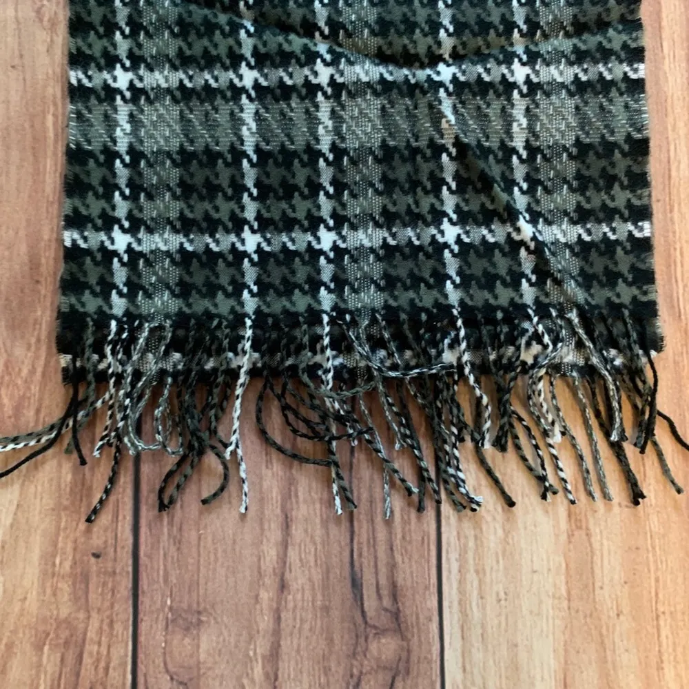 3/$22🌞 NWOT Black & White Patterned Flannel Scarf - Image 3