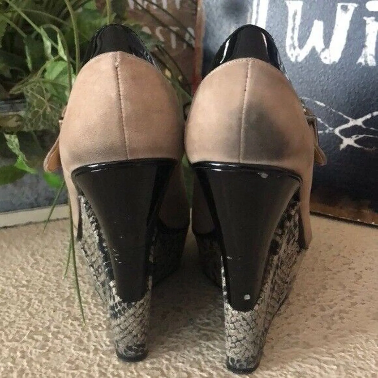 Gianni Bini tan black patent snake‎ canvas wedges Women’s Size 6.5 - Image 5