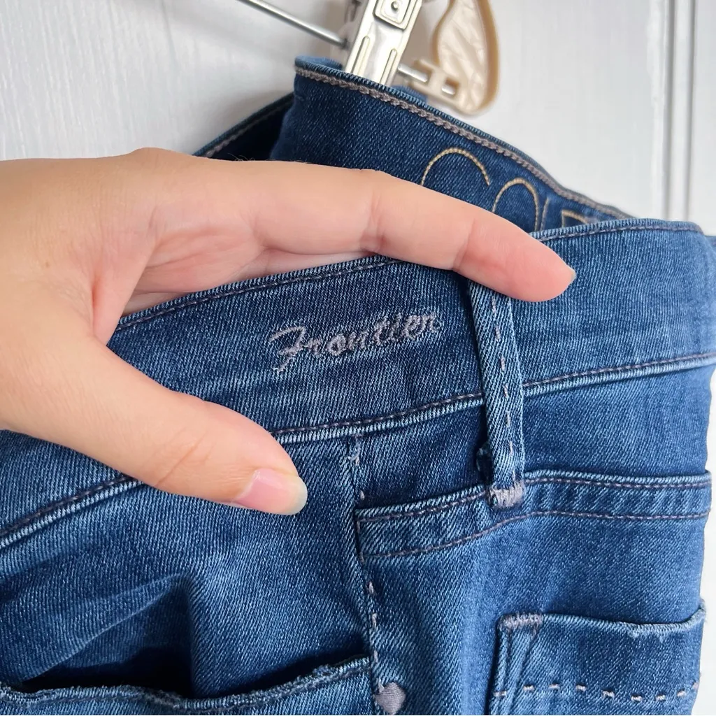 GOLDSIGN • Frontier slim straight jeans cropped ankle medium blue wash faded Size 28 - Image 8