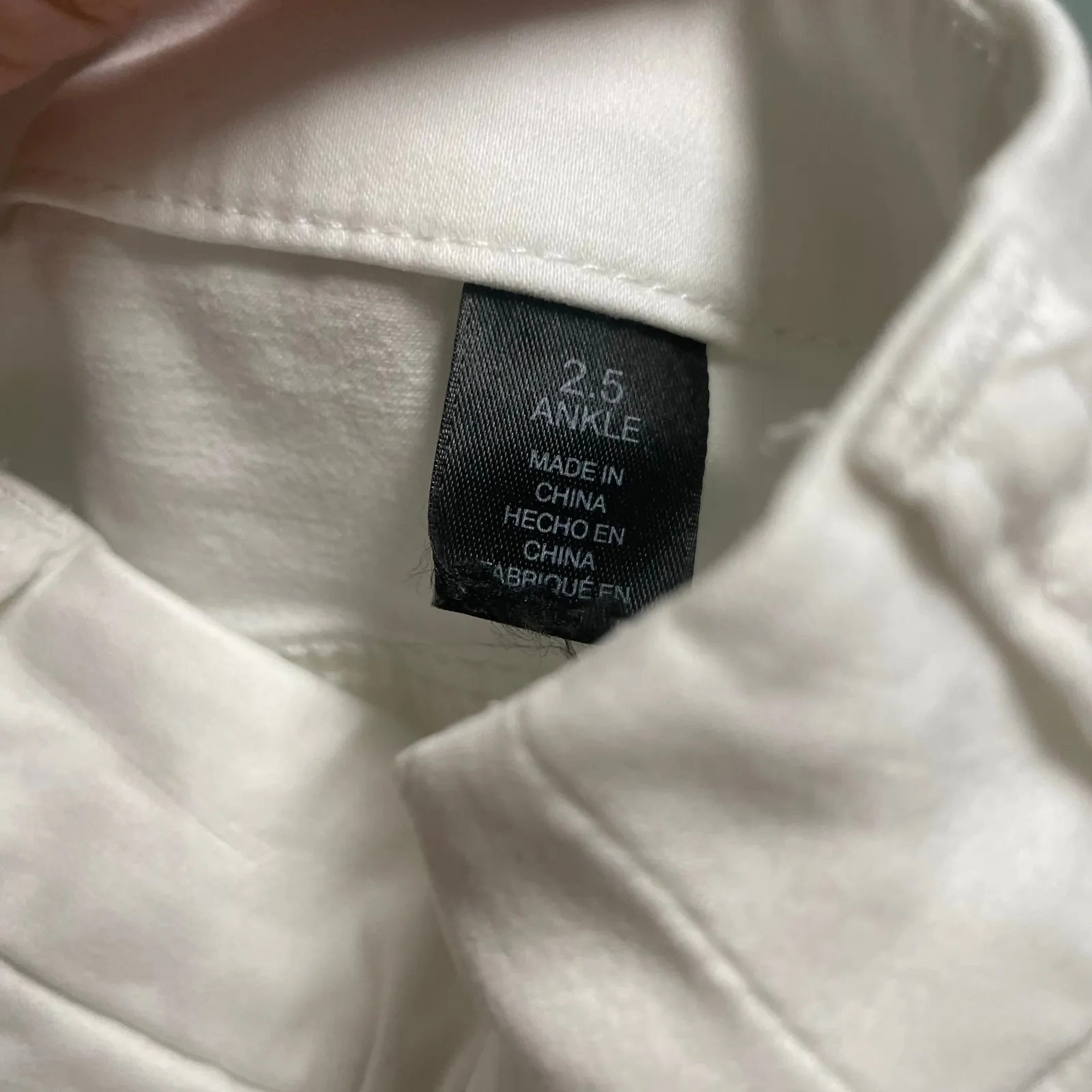 Chicos So Slimming Girlfriend Ankle White Pants Size 2.5 Large 14 Stretch - Image 4