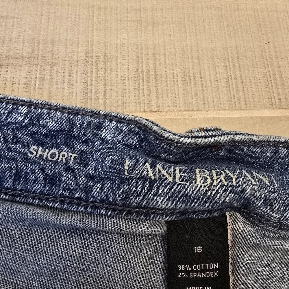{16} Lane Bryant Fading Star Design Denim Jean Shorts Stretchy Material - Image 10