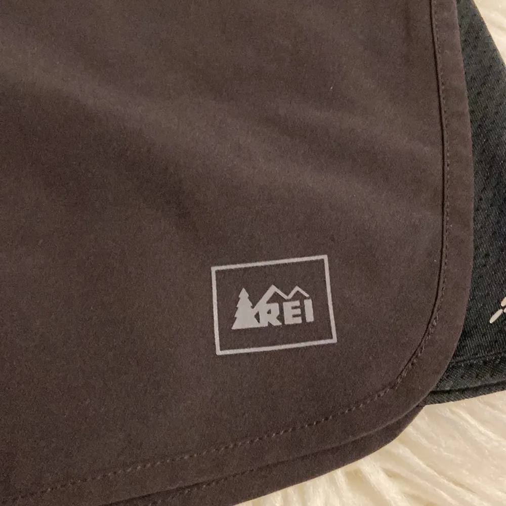 REI Women Shorts size M inseam 6” excellent condition color black Size M - Image 2