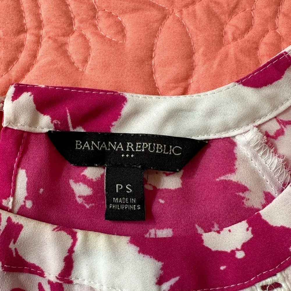 BANANA REPUBLIC Women's Pink & White Floral Short Sleeve Blouse Petite Small - Image 5
