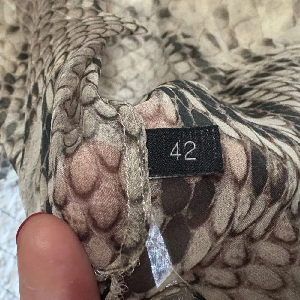 Les Copains Size 42 US 6 Silk Sheer Blouse Snake Skin Print‎ Flaw - Image 6