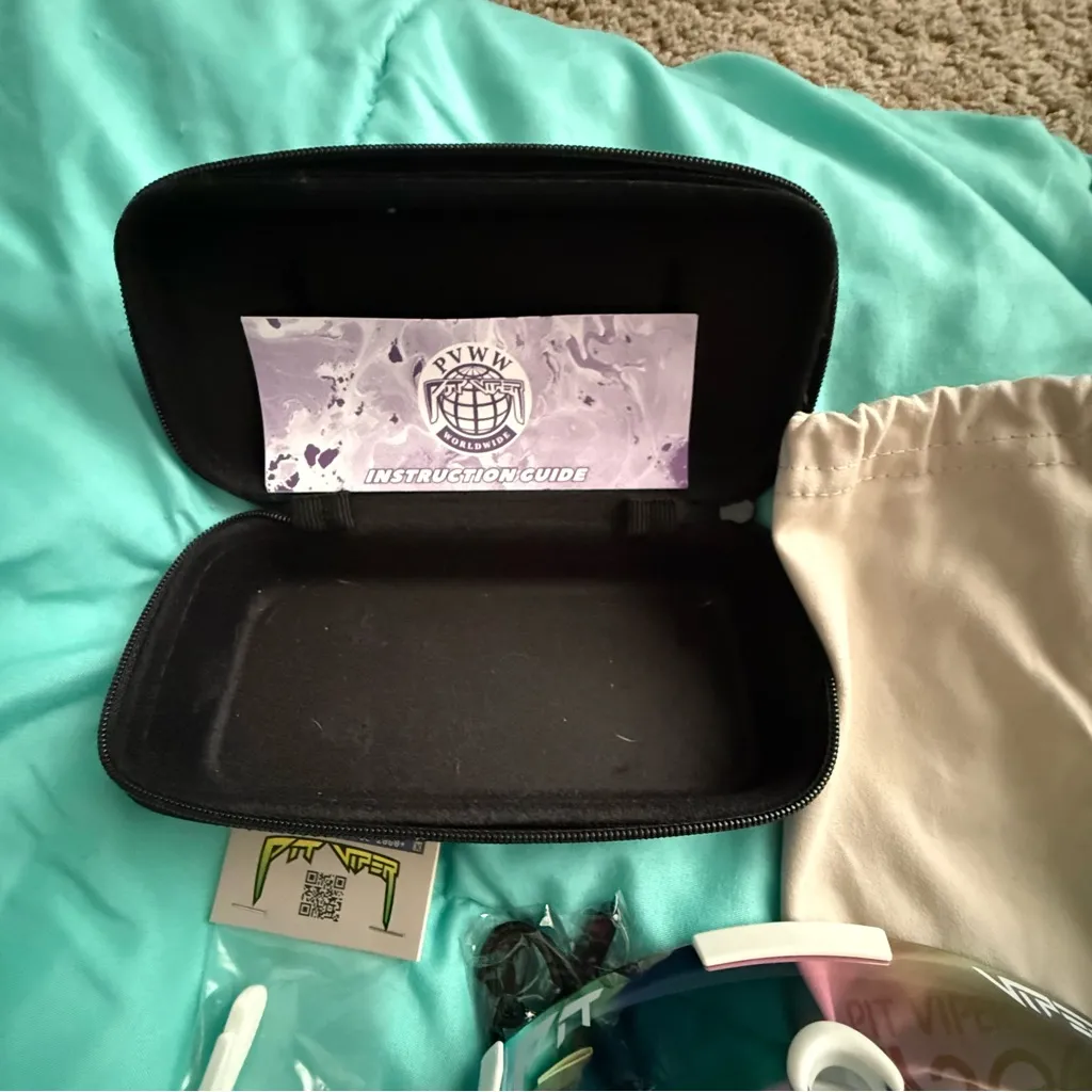 Pit Viper 2000 Sunglasses in White with Accessories - Image 8